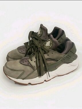 Nike Air Huarache Olive Green Shoes Men’s 8 Women’s 9.5 Casual Well Maintained.
